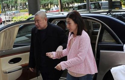 刘銮雄携甘比现身破刚分家产就传出死讯谣言