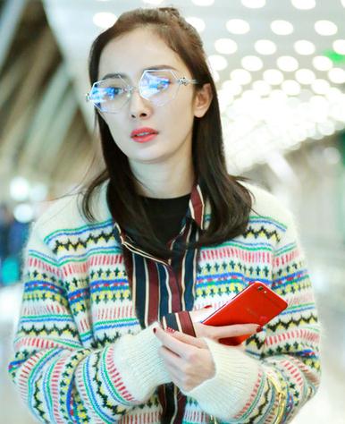 杨幂:上海明星经纪公司曝出杨幂七边形眼镜配
