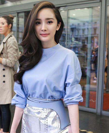 论明星错把机场当成“红毯走秀”