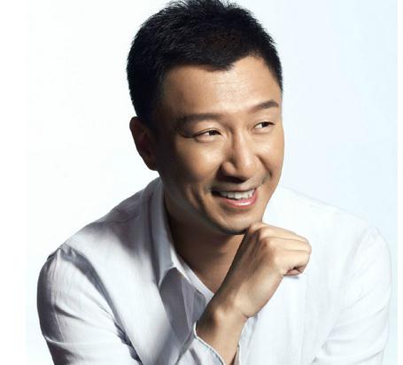 颜王孙红雷“大哥派”出席某活动,女主持人娇羞掩面不敢直视