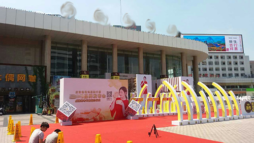 高娱传媒明星经纪人携陈妍希出席某品牌发布会