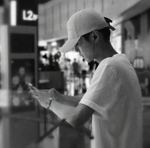 明星代言公司曝粉丝被鹿晗搭讪 表示很暖心