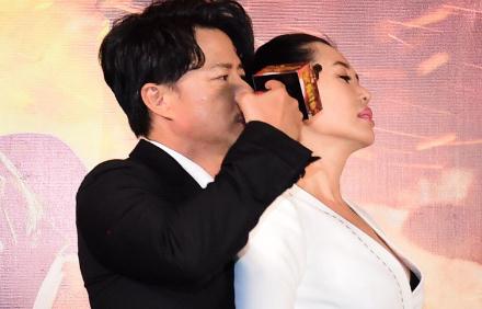明星经纪公司:余男深V装性感吸睛,与“新男友”段奕宏亲密拥抱