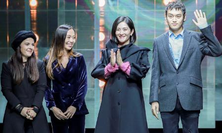 谢娜怀孕后首次亮相为自创品牌站台与何炅、杜海涛同框好似快乐大本营现场