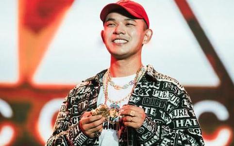 明星公司:“深圳嘻哈全明星歌会”艾福杰尼黄旭脱口秀笑翻众人,新专辑于明年2月上市