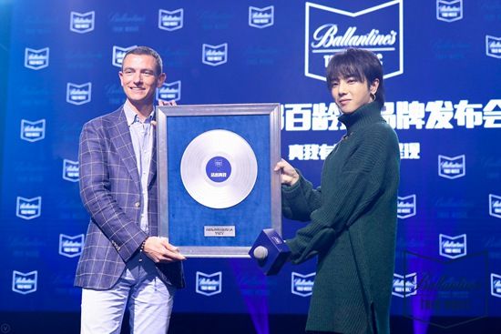 华晨宇成百龄坛品牌代言人