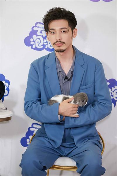 演员白宇一年的代言费大概是多少？邀请白宇代言要怎么做？